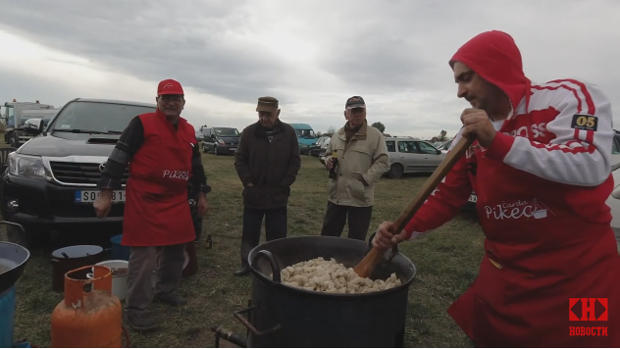 Гастрономски спектакл у Каћу: Фестивал у славу војвођанског чипса (ВИДЕО)